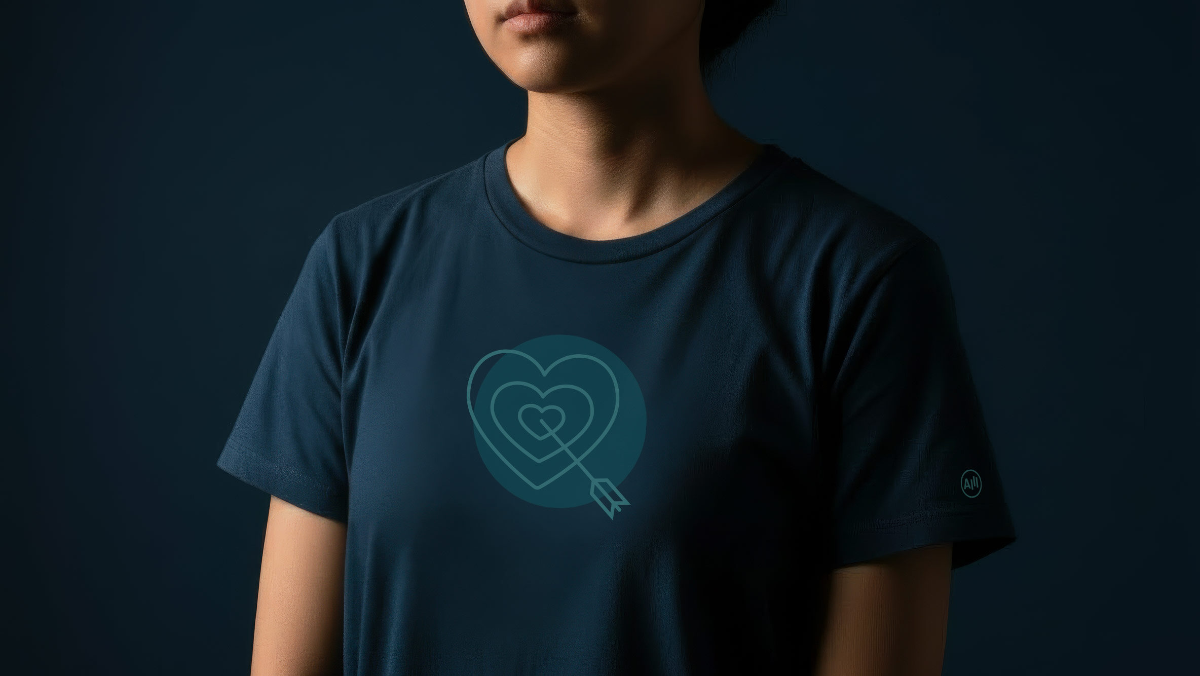 T-shirt bleu marine orné du pictogramme cœur de l'identité Alléluia