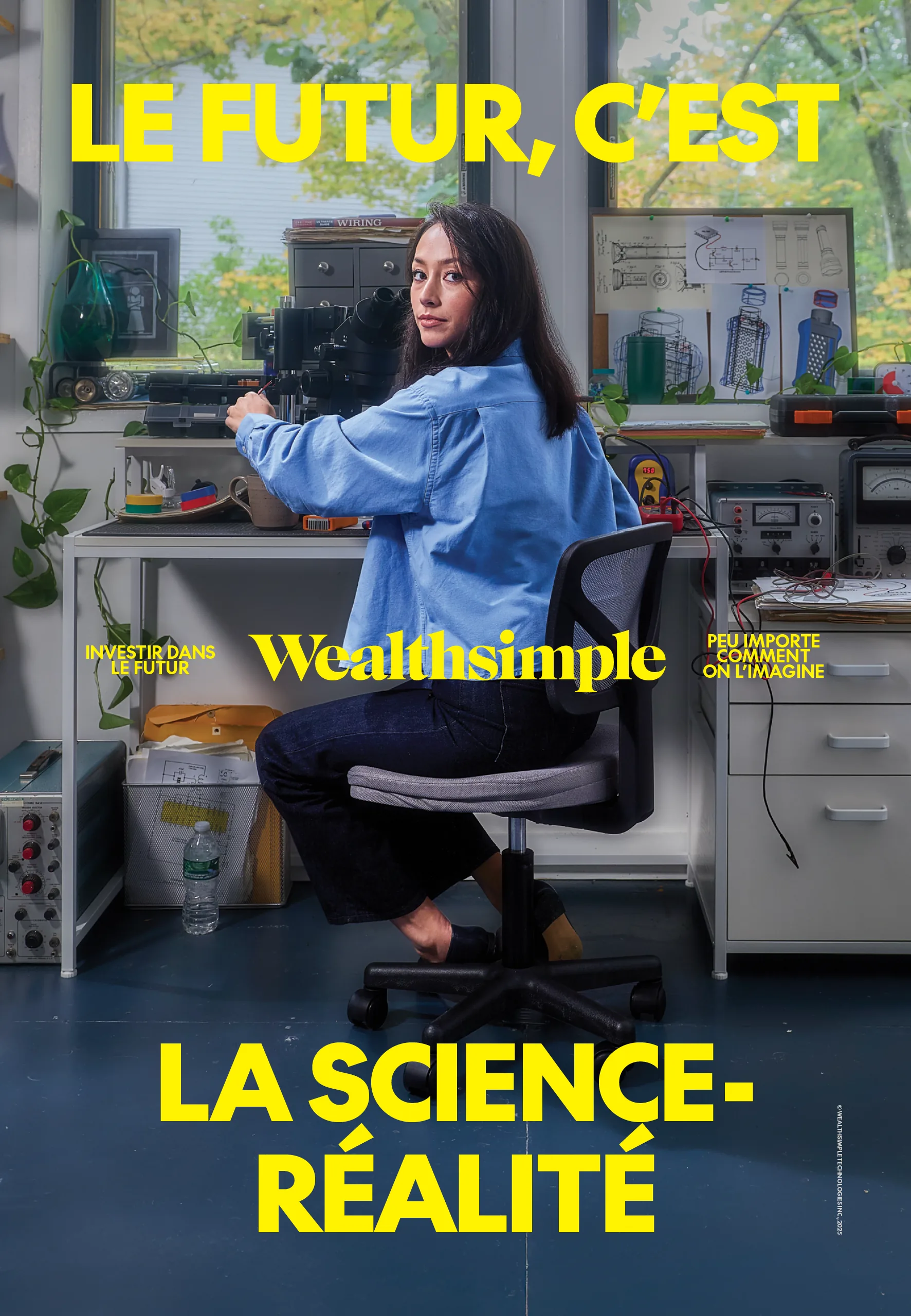 Wealthsimple poster “Le futur, c'est la science-réalité”: a woman at her desk in front of a screen
