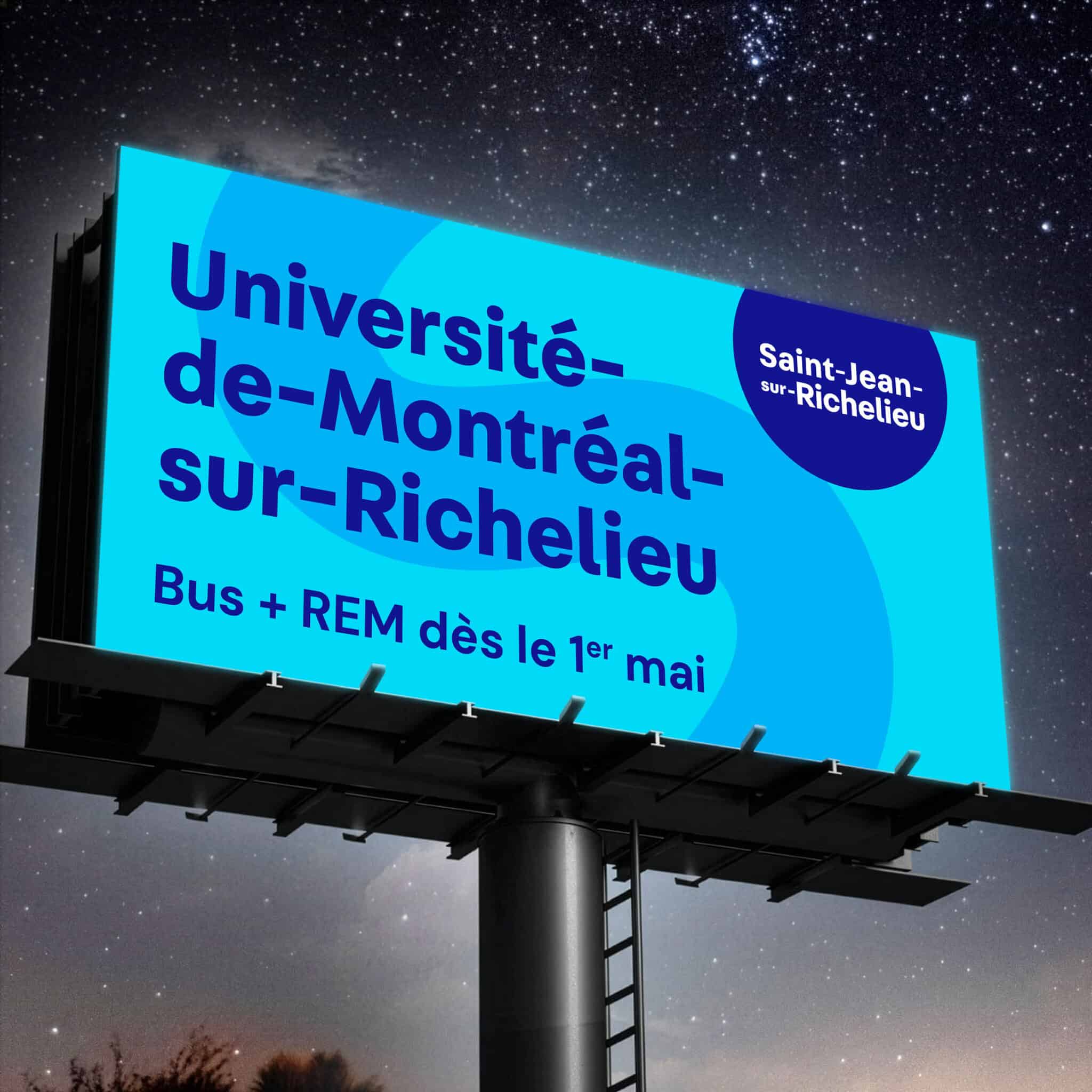 Panneau publicitaire de nuit « Université-de-Montréal-sur-Richelieu », campagne Connexion au REM