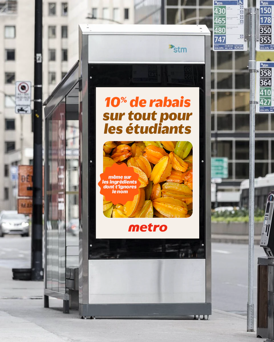 Abribus du centre-ville de Montréal : l’affiche « 10 % de rabais sur tout pour les étudiants » avec des caramboles, aux couleurs de Metro